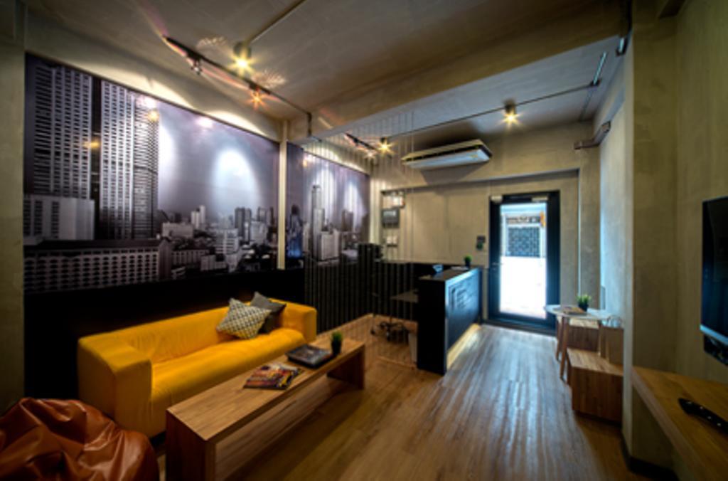 Siam Mitr Hostel Bangkok Exterior photo