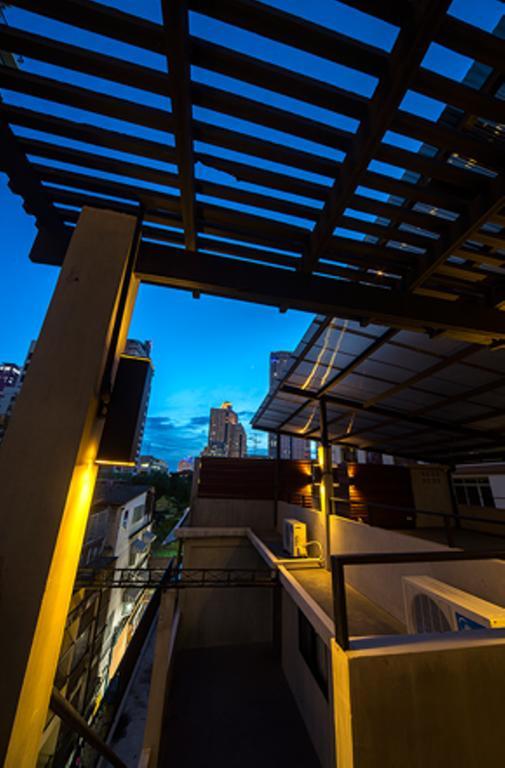 Siam Mitr Hostel Bangkok Exterior photo